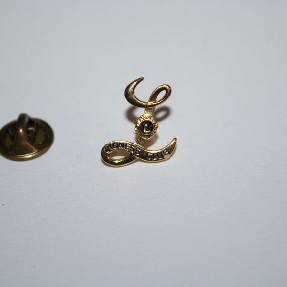 Vintage gold Lioness Club Lapel pin .75" - Picture 5 of 5